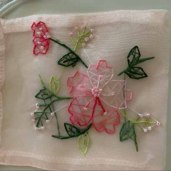 Embroidered mesh drawstring bags Set of three - Picture 5 of 14